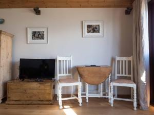 a living room with two chairs and a television at Beachside chalet 3 Cormorant with access to beach in Cowes
