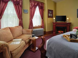 sala de estar con sofá y chimenea en Keystone Inn Bed and Breakfast en Gettysburg