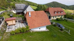 een luchtzicht op een huis met een dak bij Ferienwohnung Zetzhirsch in Weiz