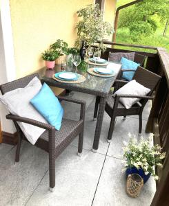 a table and chairs sitting on a patio with a table and chairs at Appartement Linde in Mürzzuschlag