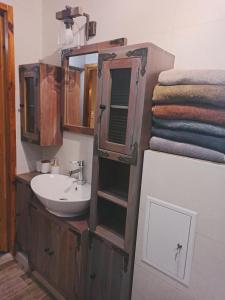 a bathroom with a sink and a mirror at Domek letniskowy Ali in Przejma Wielka