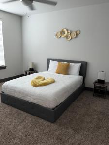 - une chambre avec un lit et une couverture dans l'établissement Comfy Abode near Bush Airport, à Houston