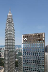 einen Blick auf zwei hohe Wolkenkratzer in einer Stadt in der Unterkunft W Kuala Lumpur Hotel in Kuala Lumpur
