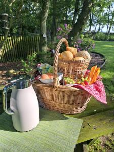 dos cestas de frutas y hortalizas en una mesa de picnic en De Koekoek, en Brujas