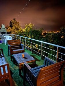 eine Gruppe von Stühlen und Tischen auf einem Balkon in der Nacht in der Unterkunft Mirayim Apart & Otel in Ardeşen