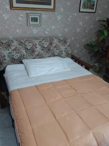 1 cama grande en un dormitorio con sofá en Maremonti, en Zafferana Etnea