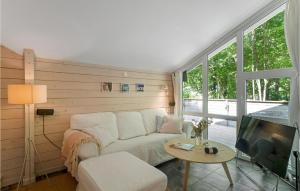 een woonkamer met een bank en een tv bij Lovely Home In Rnde With Kitchen in Rønde