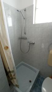 アーブラハームヘジにあるVízközeli 2-5 fős nyaraló Ábrahámhegyのバスルーム(シャワー、バスタブ、トイレ付)
