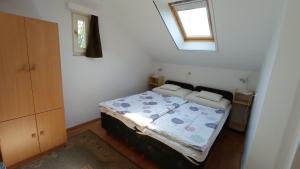 アーブラハームヘジにあるVízközeli 2-5 fős nyaraló Ábrahámhegyの窓付きの部屋にベッド付きのベッドルーム1室があります。