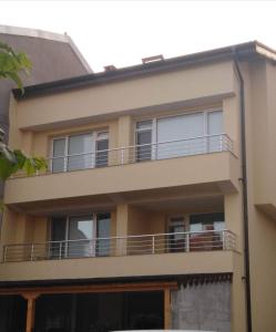 un edificio con un balcón en el lateral. en Apartament Lili Sozopol, en Sozopol