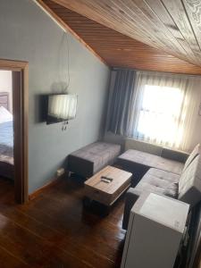 een woonkamer met een bank en een bed bij Köşem apartman in Istanbul