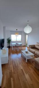 salon z kanapą i stołem w obiekcie Litoral beach w Maladze +35 zdjęć