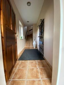 a hallway with a door and a tiled floor at Domeček s výhledem in Martínkovice