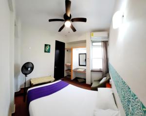 a bedroom with a bed and a ceiling fan at Casa Puerto Bonito & Private Coworking in Puerto Escondido