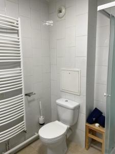 ein weißes Bad mit einem WC und einer Dusche in der Unterkunft Cosy Paris in Vitry-sur-Seine