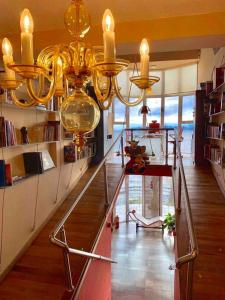 a large chandelier in a living room with a table at La Casa del Lago Nahuel in San Carlos de Bariloche