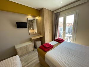een slaapkamer met een bed met rode kussens erop bij Stella Apartments in Petra