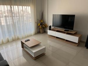 sala de estar con TV de pantalla plana grande en 2 ampios ambientes Av Cordoba-Palermo-Exelente ubicacion en Buenos Aires