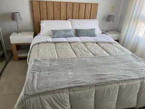 1 cama grande en un dormitorio con 2 mesitas de noche en 2 ampios ambientes Av Cordoba-Palermo-Exelente ubicacion en Buenos Aires