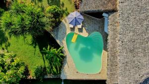 Villa MILENA في نوسي بي: اطلالة علوية على مسبح مع مظلة
