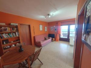 een woonkamer met een tafel en een bank bij FINCA LA JORADITA in Tamaduste