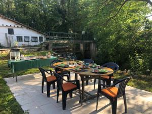 stół i krzesła na patio w obiekcie Chambres d'hôtes MoulinDT w mieście Virazeil