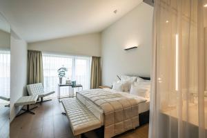 A bed or beds in a room at MÖRWALD Relais & Châteaux Hotel am Wagram