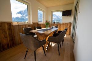 a dining room with a table and chairs at Einfach Leben - Urlaub in den Bergen in Tauplitz