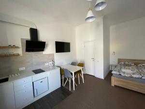 Η κουζίνα ή μικρή κουζίνα στο Gloria Apartments