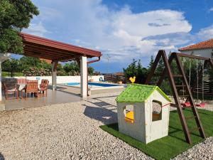 Herní místnost nebo prostor pro děti v ubytování Holiday home Trogir flower