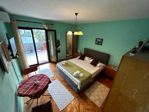 soba za odmor Nika في قشتيلا: غرفة نوم بسرير في غرفة بجدران خضراء