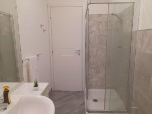 W łazience znajduje się prysznic, toaleta i umywalka. w obiekcie Mare e Storia da Sabrina w mieście Sassari