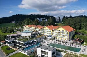 una vista aerea di un resort con piscina di Angerhof Sport- u. Wellnesshotel a Sankt Englmar
