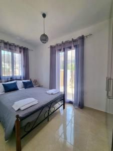 Giường trong phòng chung tại Dionysia apartments