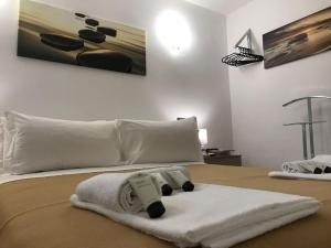 un letto con asciugamani e telecomando di Arco San Zeno a Pisa