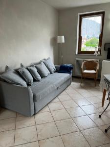 a living room with a couch and a window at Appartamento MANUELA in Consiglio di Rumo