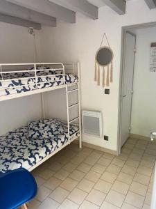 1 dormitorio con 2 literas y ventilador en Location vacance vue mer 4 à 6 personnes, en Cavalaire-sur-Mer
