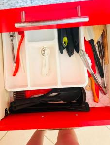 Un cajón rojo con algunas herramientas dentro. en Studio con vista al mar en Aria Ocean Nvo Vallarta, en Nuevo Vallarta 