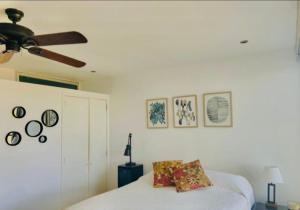 Un dormitorio con ventilador de techo y una cama. en Studio con vista al mar en Aria Ocean Nvo Vallarta, en Nuevo Vallarta  19 fotos más