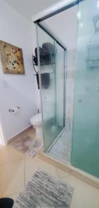 Un baño con ducha de cristal con inodoro. en Studio con vista al mar en Aria Ocean Nvo Vallarta, en Nuevo Vallarta 