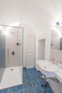 Calderai 82 suites 1 e 2 في باليرمو: حمام أبيض مع دش ومغسلة