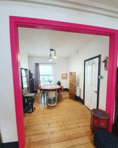 ein Wohnzimmer mit einem Tisch und einem Esszimmer in der Unterkunft Casa Colour Margate in Margate