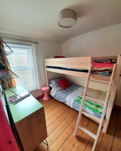 1 dormitorio con 2 literas y escritorio en Casa Colour Margate en Margate