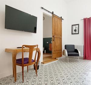 TV a/nebo společenská místnost v ubytování Ottantotto Viterbo