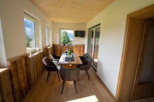 a dining room with a table and chairs at Einfach Leben - Urlaub in den Bergen in Tauplitz
