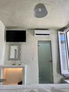 Телевізор і / або розважальний центр в The Muses of Santorini Private Jacuzzi Suites