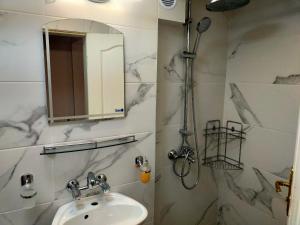 A bathroom at Sozopol Romance Apartments