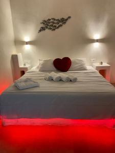 Ліжко або ліжка в номері The Muses of Santorini Private Jacuzzi Suites