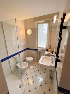 een badkamer met een toilet en een wastafel bij Casa indipendente, 250 m dalla spiaggia in Pisa