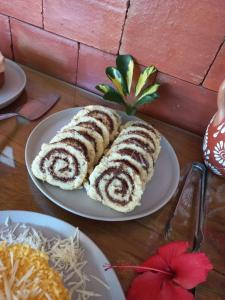 dos platos de comida sentados en una mesa en Meu Dengo Pousada, en Morro de São Paulo